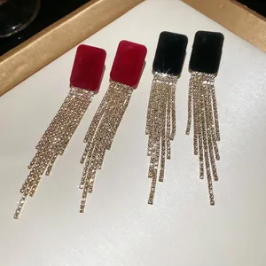 Orecchini quadrati in velluto con nappe di strass in bordeaux e nero oro lucido