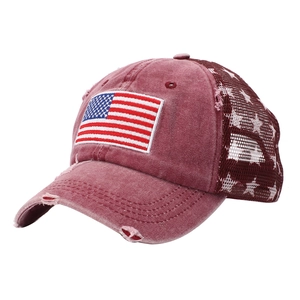 Detail der roten Vintage-Basecap mit USA-Flaggenstickerei und weißem Sternennetz