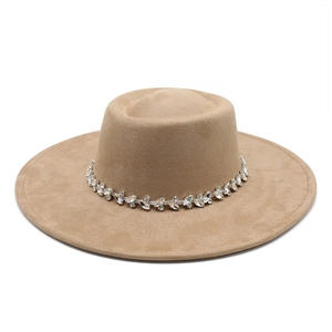 Chapeau Fedora en daim camel avec bord large et bande ornée de strass brillants