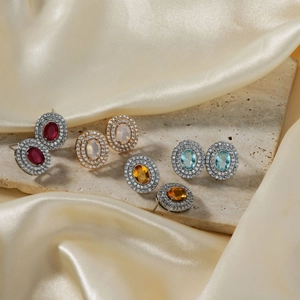 Elegante ovale Ohrringe mit Kristallen in Rot, Opal, Blau und Bernstein auf Seide