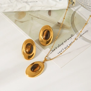 Conjunto de joyas vintage bañadas en oro de 18K con collar y pendientes de ojo de tigre.