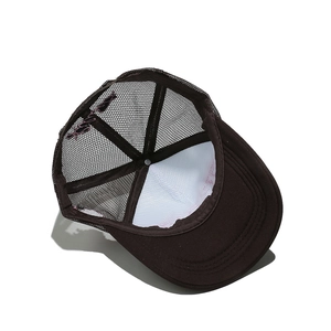 Innendetail der schwarzen Mesh Trucker Kappe mit rosa Stickerei und atmungsaktivem Futter