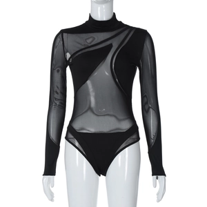 Détail de l'empiècement en maille transparente et du col montant de ce body noir à manches