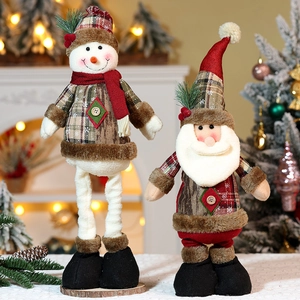 Detailaufnahme von handgefertigten Weihnachtsmann- und Schneemannpuppen mit Teleskopbeinen