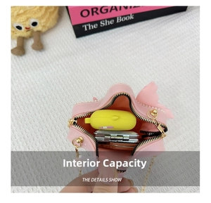 Capacité interne du sac rose à paillettes montrant le rangement des accessoires
