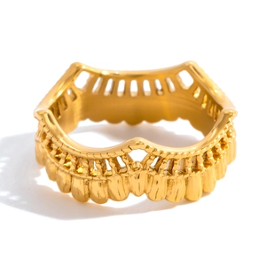 Vista dettagliata dell'anello corona a pizzo in oro 18K con strass scintillanti