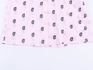 Vue détaillée de l'ourlet de la blouse rayée rose avec motif cachemire et boutons