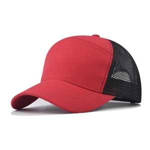 Detail der roten Baseballkappe mit schwarzem Netzrücken und festem Stofffutter