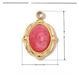 Détail du pendentif ovale en acier inoxydable avec pierre naturelle rose et bord doré