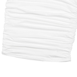 Vue détaillée de la texture du tissu blanc froncé sur cette robe midi élégante
