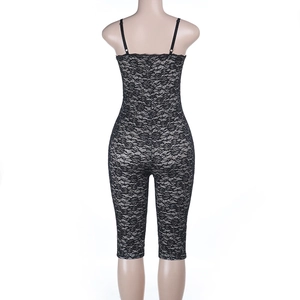 Vue détaillée du dos d'un body en dentelle noire avec motif floral et fines bretelles