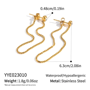 Detail von 18K vergoldeten Edelstahl-Ohrringen mit langer Boxkette und Zirkonia