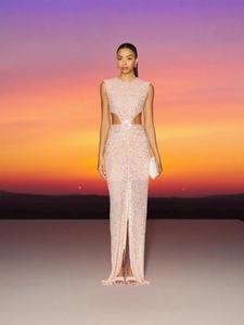Robe de soirée rose à paillettes sans manches avec découpe à la taille et détail floral