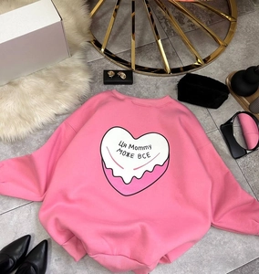Vue détaillée du dos du sweat oversize rose avec imprimé cœur et lettrage graphique