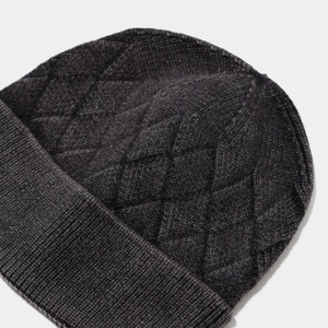 Berretto grigio scuro a maglia a rombi con risvolto a coste per calore e stile outdoor