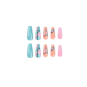 Faux ongles longs coffin avec dégradé bleu rose, motifs de cœurs et fini brillant