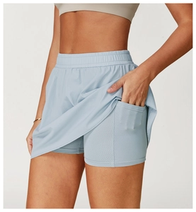 Dettaglio gonna pantalone da tennis azzurra con pantaloncini interni e tasca laterale