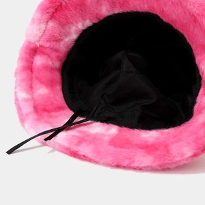 Détail du chapeau bob en peluche tie-dye montrant la doublure noire et le cordon de serrage