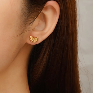 Élégantes boucles d'oreilles nœud en acier inoxydable plaqué or 18 carats pour femme