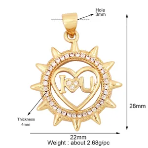 Makro-Detail des vergoldeten Herzanhängers mit Zirkonia und I-Love-You-Gravur auf dem Ring