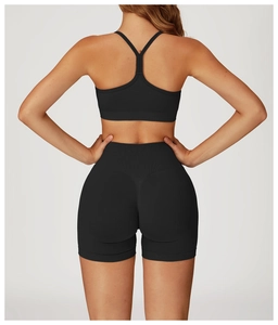 Vue arrière de l'ensemble de yoga noir sans couture avec short côtelé et soutien-gorge sport