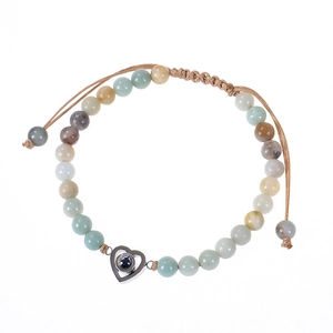 Détail d'un bracelet de perles ajustable avec pendentif cœur et pierres naturelles