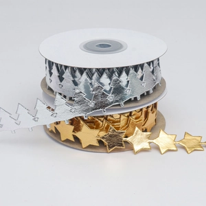 Detail von geprägten Weihnachtsbaum- und Stern-Metallbändern für die Geschenkverpackung