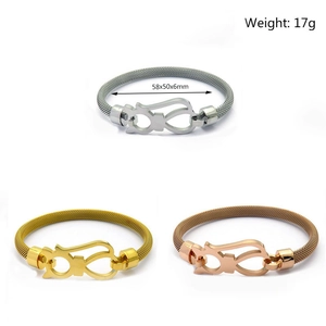 Dettaglio macro di bracciali a maglia intrecciata oro, oro rosa e argento con gatti
