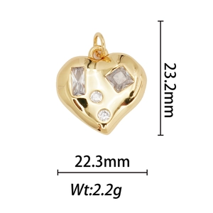 Vue détaillée du pendentif cœur en or 18k avec zircons et dimensions de 23,2 mm