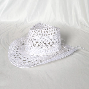 Dettaglio di un cappello da cowboy bianco in paglia intrecciata con tesa ondulata all'uncinetto