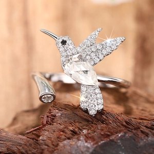 Macro-opname van kolibrie-ring met peervormige steen en pavé gezette zirkonia details