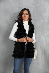 Détail du gilet en fausse fourrure noire montrant la texture et la matière pelucheuse