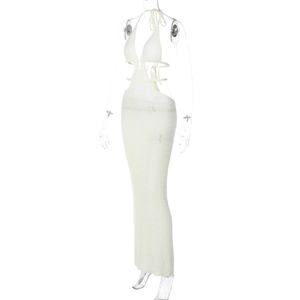 Vista laterale del set a due pezzi in maglia bianca con top a fascia e gonna lunga
