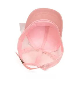 Dettaglio del cappellino trucker rosa con rete traspirante e fibbia in metallo regolabile