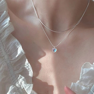 Dettaglio della collana a doppio strato in argento s925 con pendente cuore