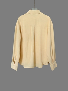 Detalle del pliegue posterior de esta camisa casual ligera de color amarillo pálido