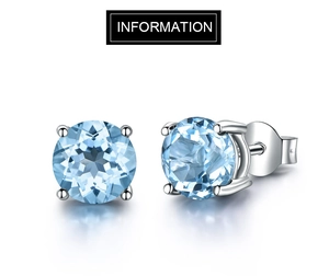 Gros plan de boucles d'oreilles en argent S925 avec pierre bleue et serti à 4 griffes