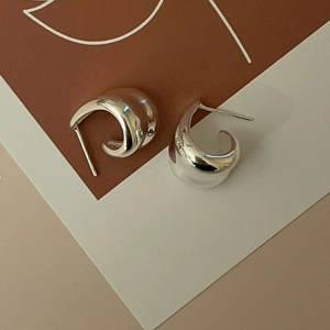 Minimalist 925 sterling silver chunky C-shaped hoop earrings with a sleek metallic finish