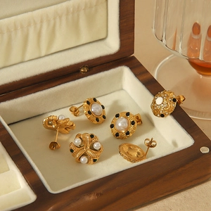 Set de boucles d'oreilles vintage en perles et diamants noirs plaqué or 18 carats