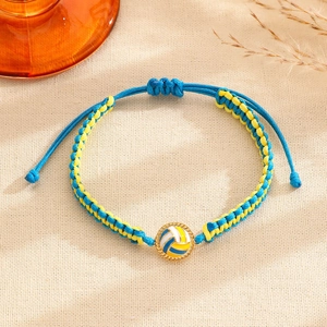 Detail van blauwe en gele volleybalarmband op een beige getextureerde achtergrond