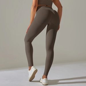 Détail du legging de yoga marron café sans couture montrant l'effet galbant et la taille haute