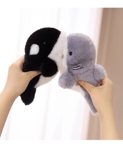 Détail de peluches orque et requin douces en position de baiser pour enfants