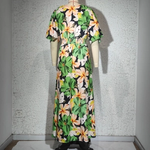 Détail de la robe longue d'été à taille haute fendue avec imprimé floral coloré