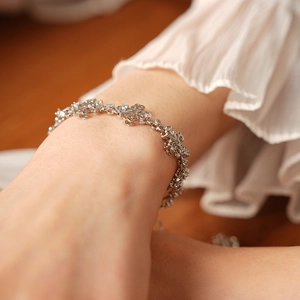 Gros plan du bracelet fleur d'iris vintage avec plaquage argent et zircons cubiques