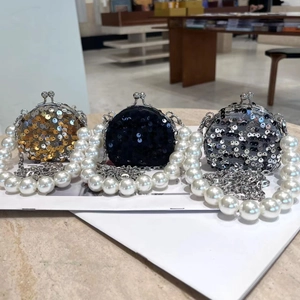 Drei elegante Mini-Paillettenbeutel in Gold Schwarz und Silber mit Perlengriffen und Ketten