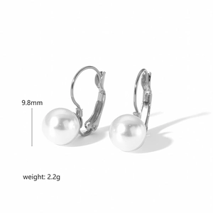 Détail macro de boucles d'oreilles perles 9,8 mm avec crochets en acier de 2,2 g
