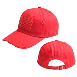 Détail de la casquette rouge vieillie avec broderie USA et boucle en métal