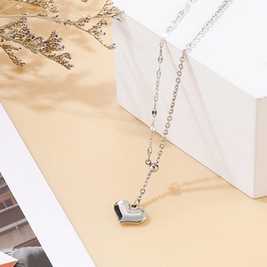 Collana minimalista in acciaio al titanio argento con ciondolo a cuore e perla