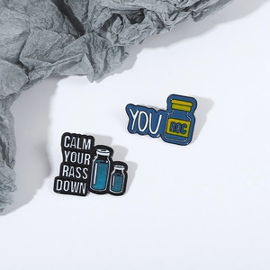 Broches en émail rigolotes en forme de flacons de médicaments avec texte YOU et CALM