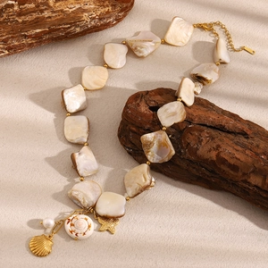 Détail du collier de coquillages baroques avec étoile de mer et perles en or 18 carats
